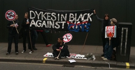 © Robert Rotifer Demonstrantinnen mit Transparent "Dykes in black against Cuts"